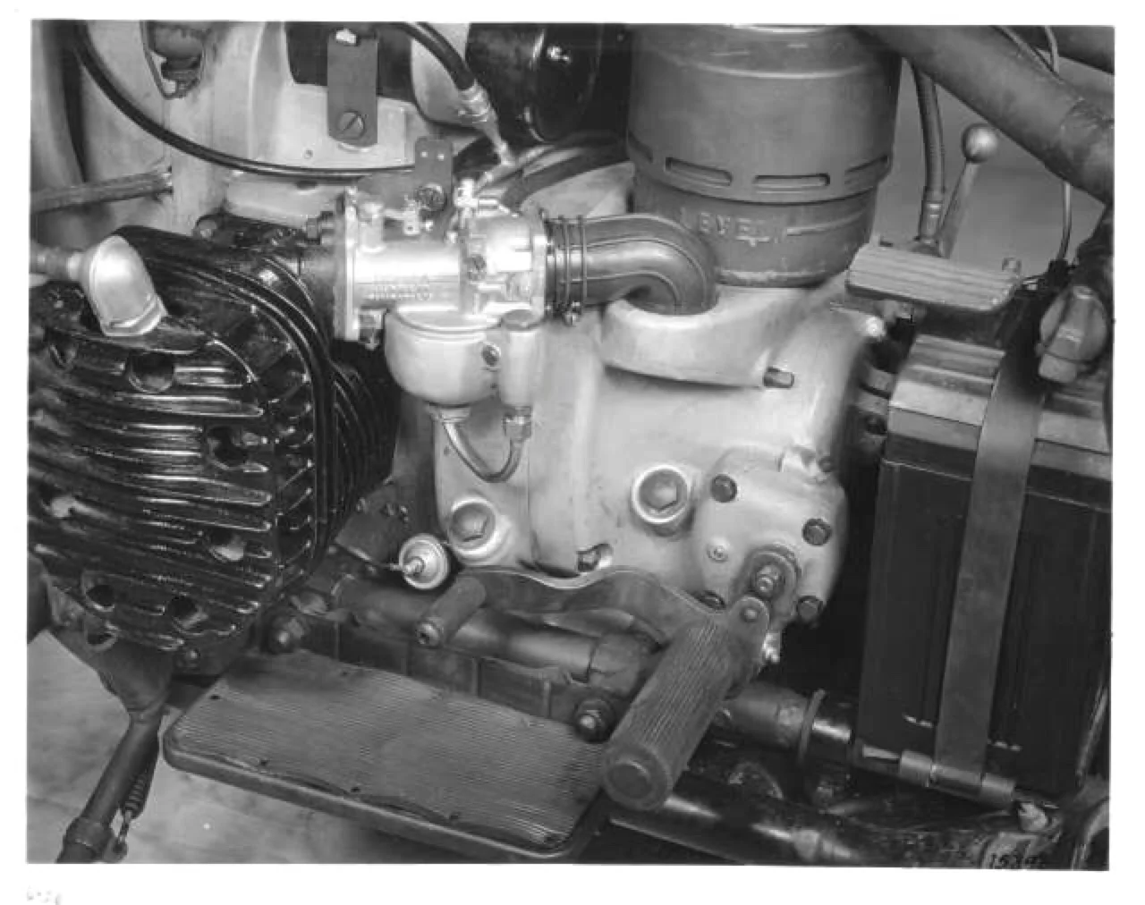 Motor XA - Detalle del cilindro izquierdo y carburador