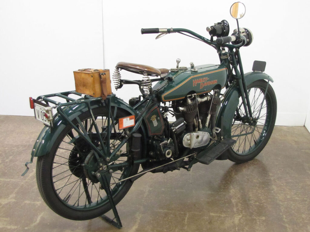 1919 - Harley-Davidson 19J derecha