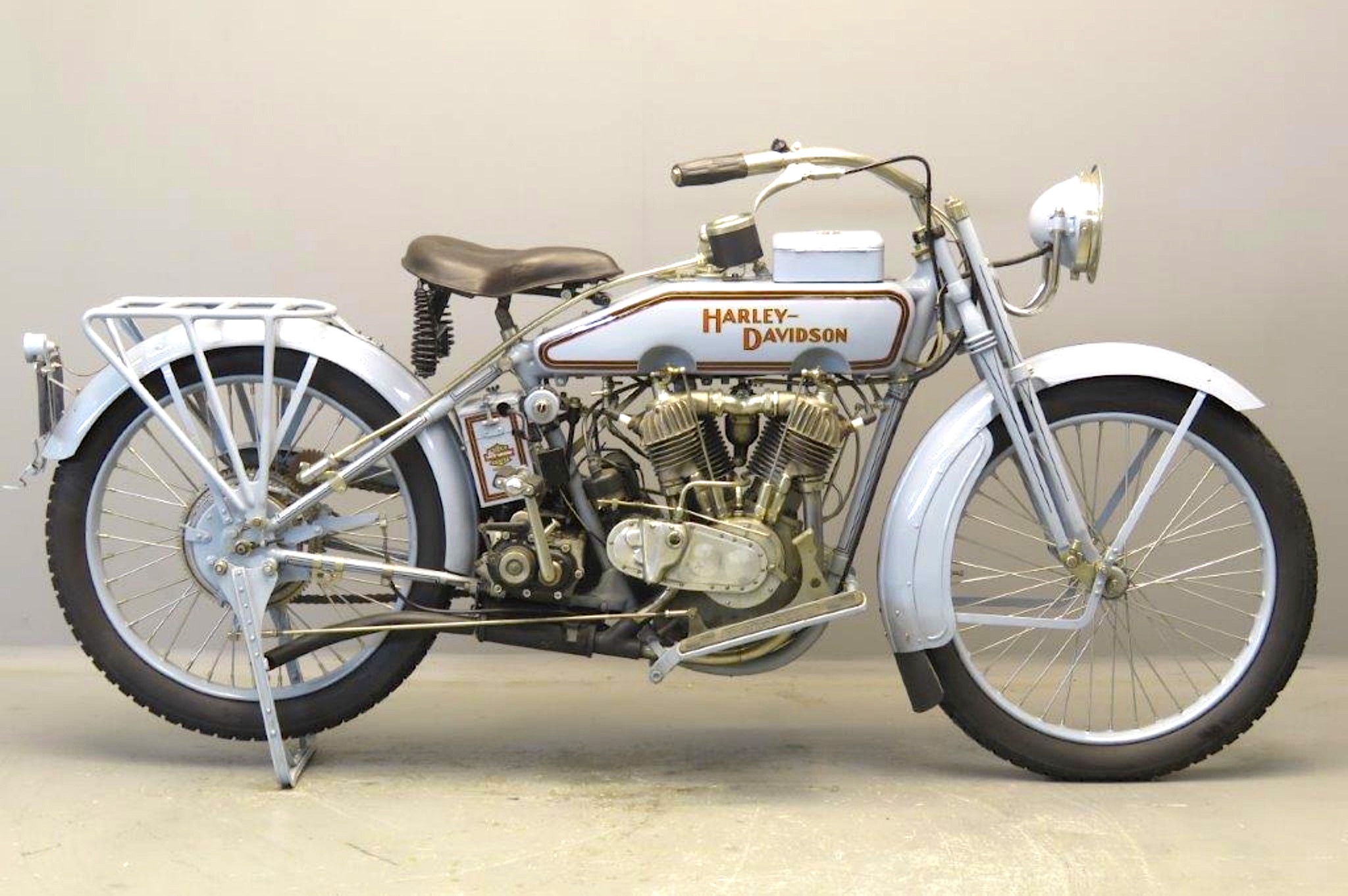 1917 - Harley-Davidson modelo 17J derecha